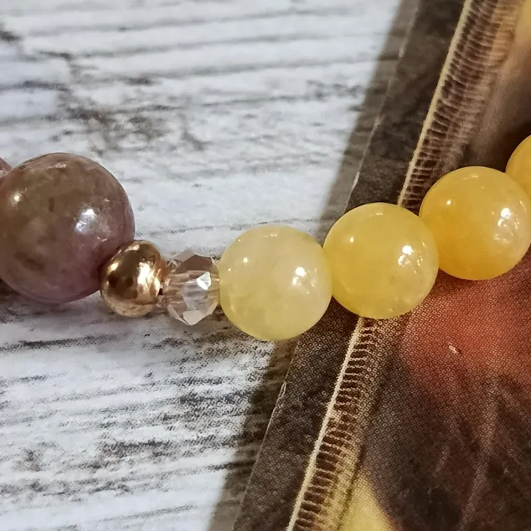 БРАСЛЕТ ИЗ КАЛЬЦИТА С ТУРМАЛИНОМ И КОРАЛЛОМ Браслет из кальцита с турмалином и кораллом