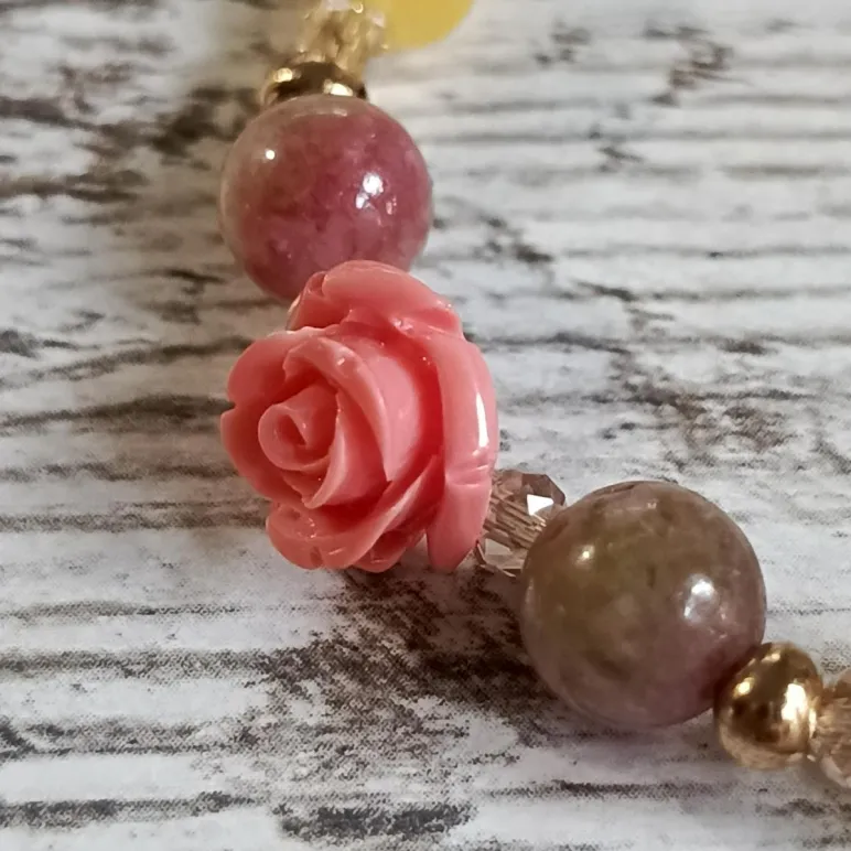 БРАСЛЕТ ИЗ КАЛЬЦИТА С ТУРМАЛИНОМ И КОРАЛЛОМ Браслет из кальцита с турмалином и кораллом