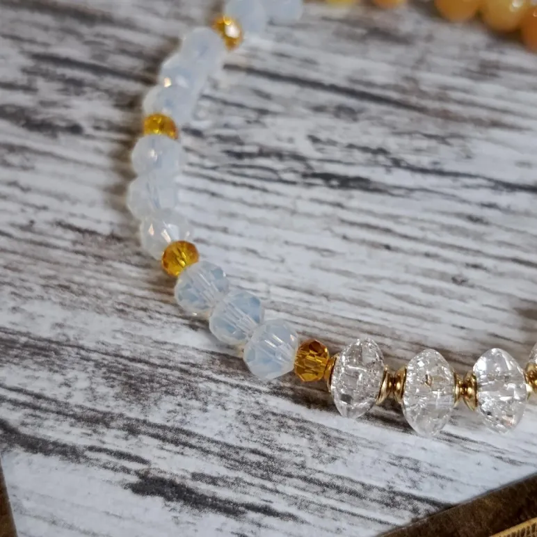 Браслет с кальцитом, опалитом и хрусталем