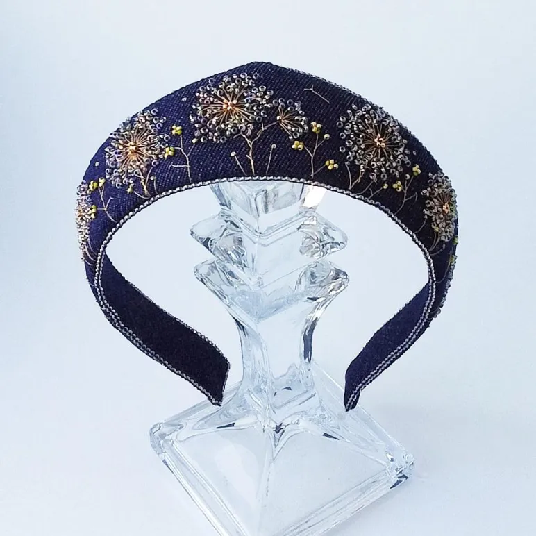 Ободок кокошник джинсовый вышитый бисером, ручная работа, размер универсальный, высота в центре 4 см, Дыхание ветра