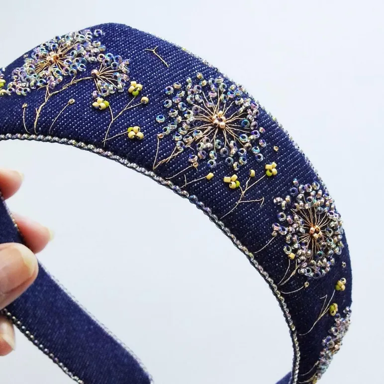 Ободок кокошник джинсовый вышитый бисером, ручная работа, размер универсальный, высота в центре 4 см, Дыхание ветра