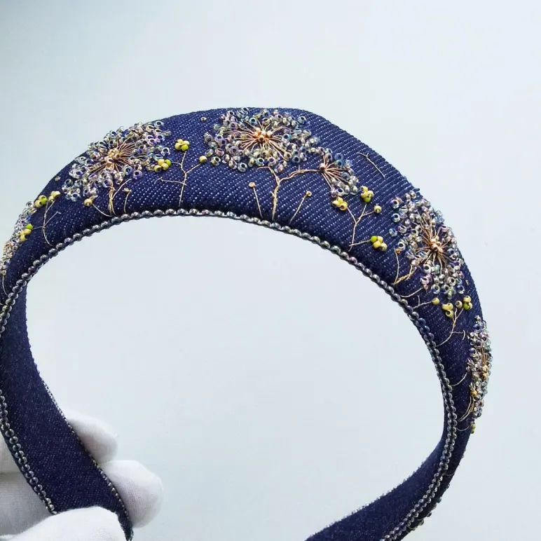 Ободок кокошник джинсовый вышитый бисером, ручная работа, размер универсальный, высота в центре 4 см, Дыхание ветра