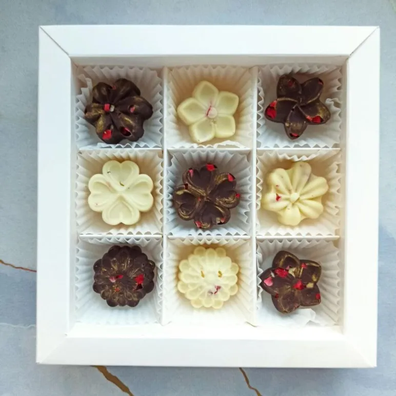 Набор шоколадных конфет ручной работы белый и молочный шоколад