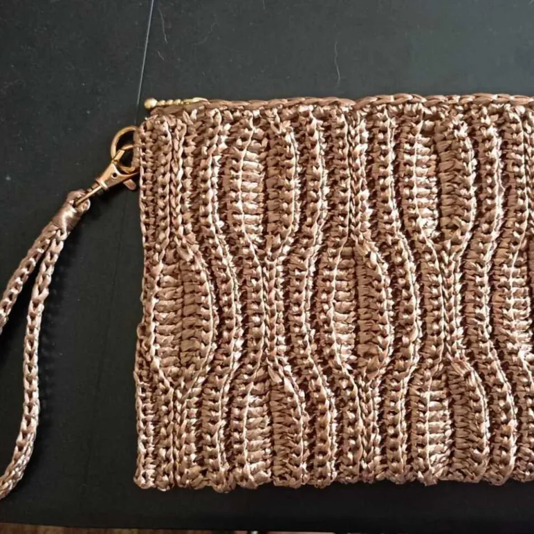 Клатч из рафии со съемной ручкой, на молнии, подкладка с внутренним карманом. Размер 20*15