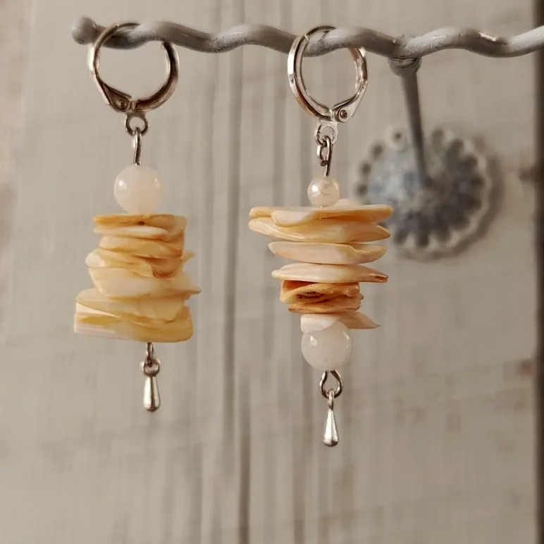 Серьги ассиметричные с ракушками и белым ониксом