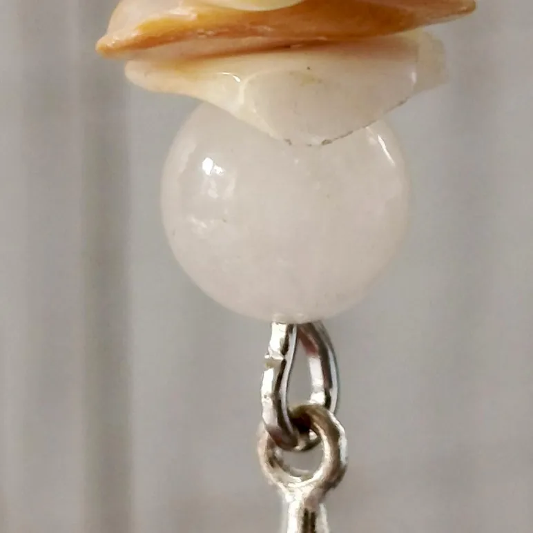 Серьги ассиметричные с ракушками и белым ониксом