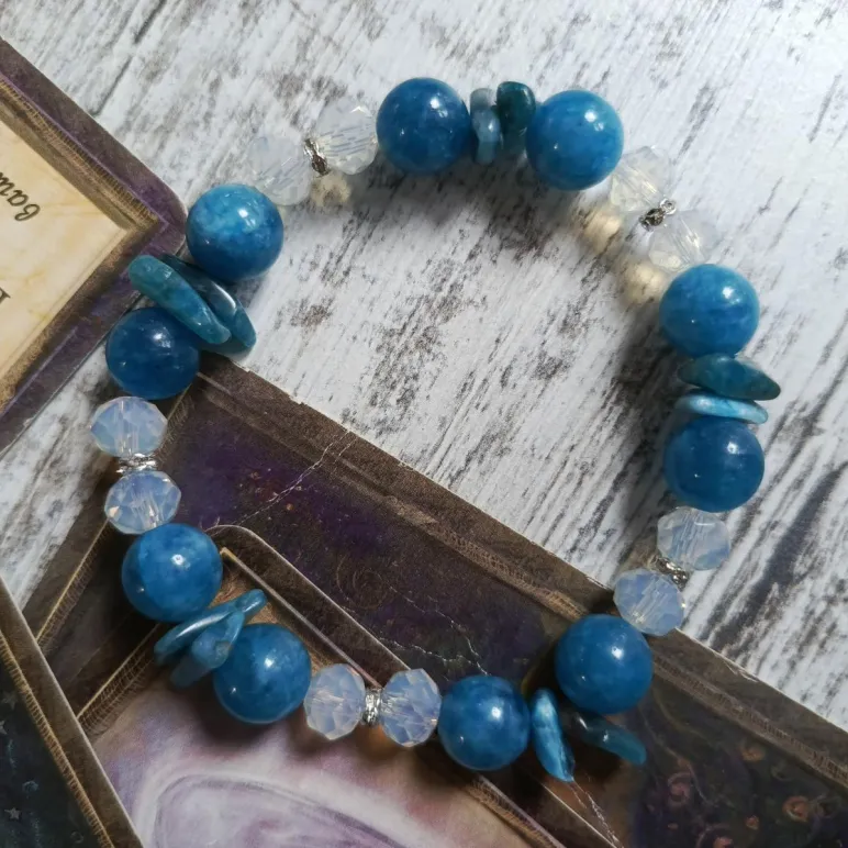 БРАСЛЕТ ИЗ АПАТИТА И БЕЛОГО ОПАЛИТА Браслет из апатита и белого опалита