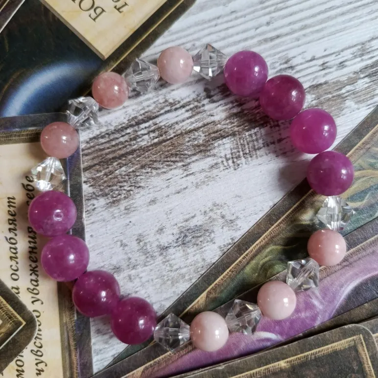 Браслет из халцедона, гелиолита и хрусталя