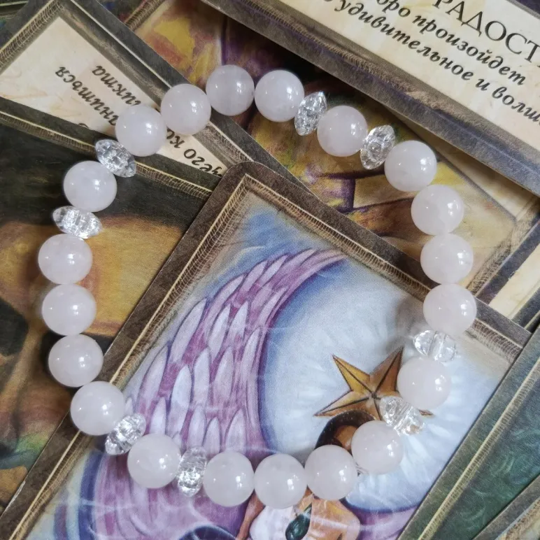 БРАСЛЕТ ИЗ РОЗОВОГО КВАРЦА С ХРУСТАЛЕМ КРАКЛЕ Браслет из розового кварца с хрусталем кракле