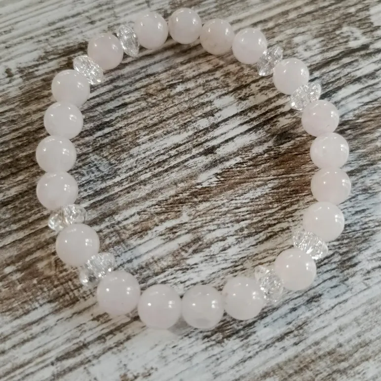 БРАСЛЕТ ИЗ РОЗОВОГО КВАРЦА С ХРУСТАЛЕМ КРАКЛЕ Браслет из розового кварца с хрусталем кракле