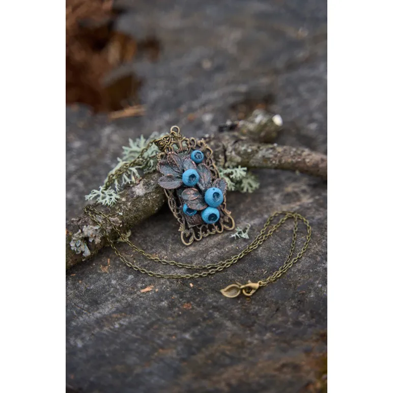 Кулон с листьями и ягодами голубики