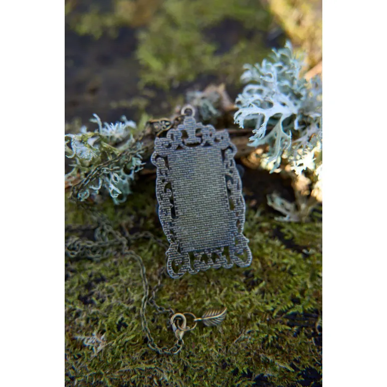 Кулон с листьями и ягодами голубики