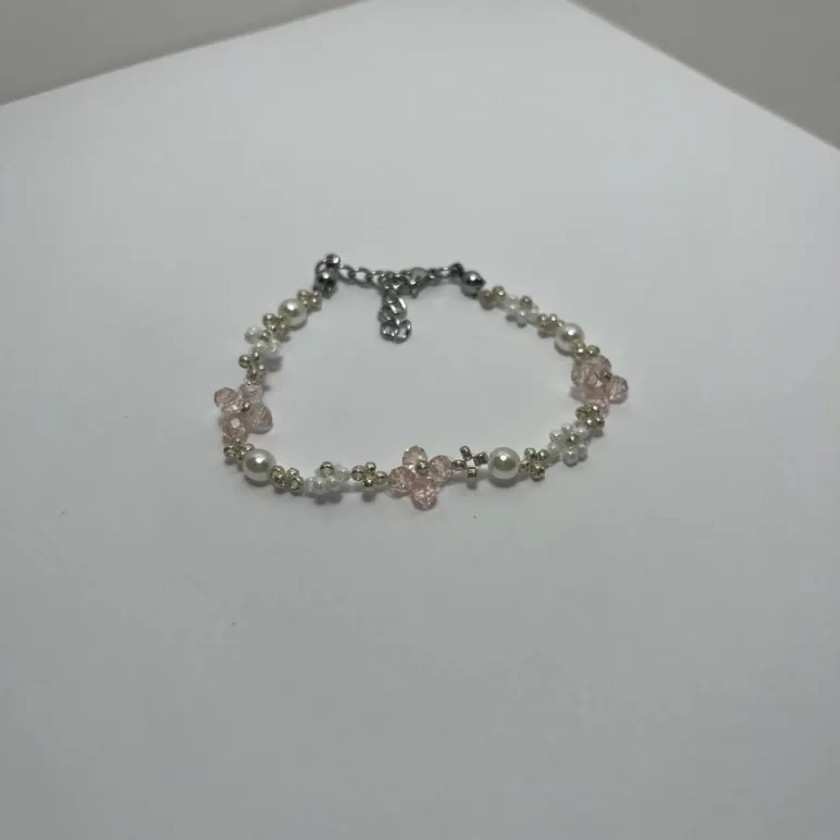 Браслет из бусин и бисера с цветочками ручной работы (розовый)