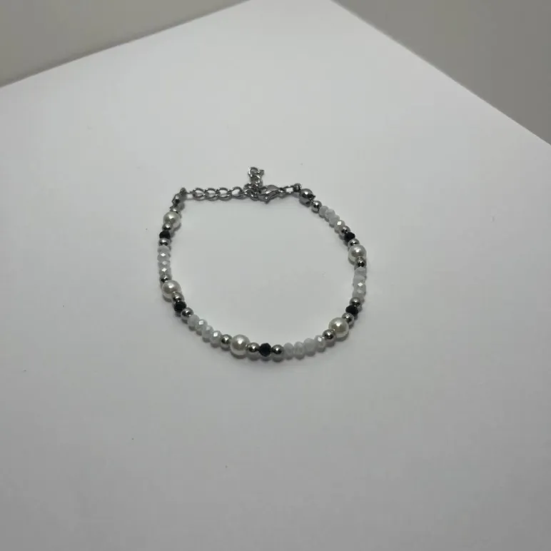 Браслет из бусин ручной работы (черно-белый)