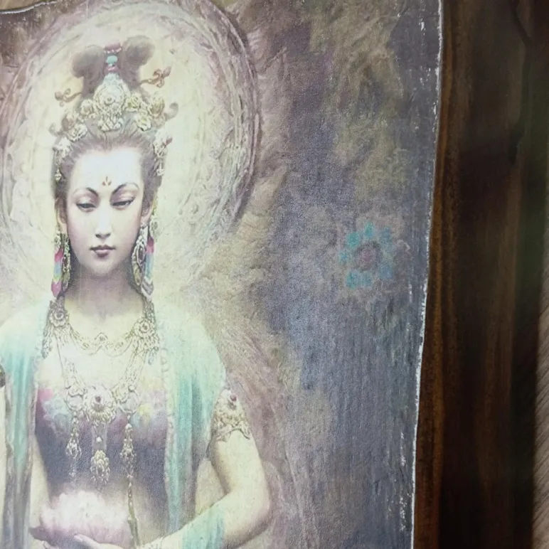 Картина Гуань-Инь на дереве ручной работы