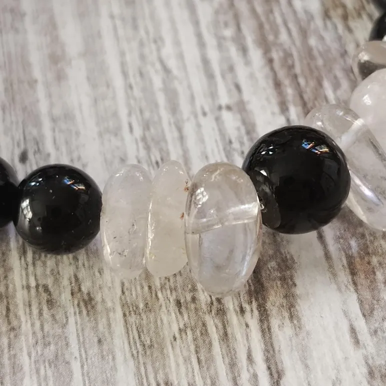 БРАСЛЕТ ИЗ ЧЕРНОГО ОНИКСА С КВАРЦЕМ Браслет из черного оникса с кварцем