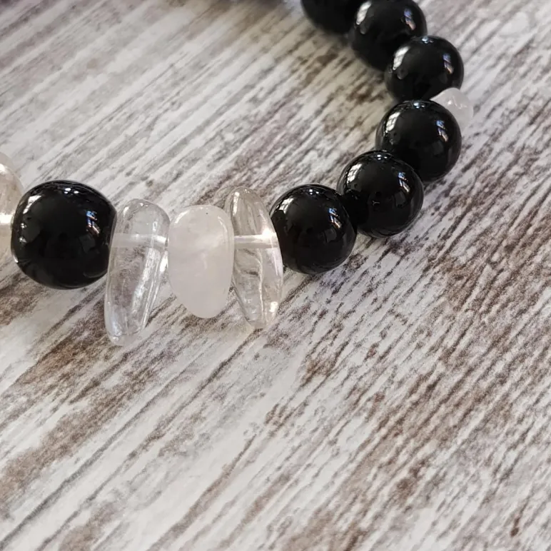 БРАСЛЕТ ИЗ ЧЕРНОГО ОНИКСА С КВАРЦЕМ Браслет из черного оникса с кварцем