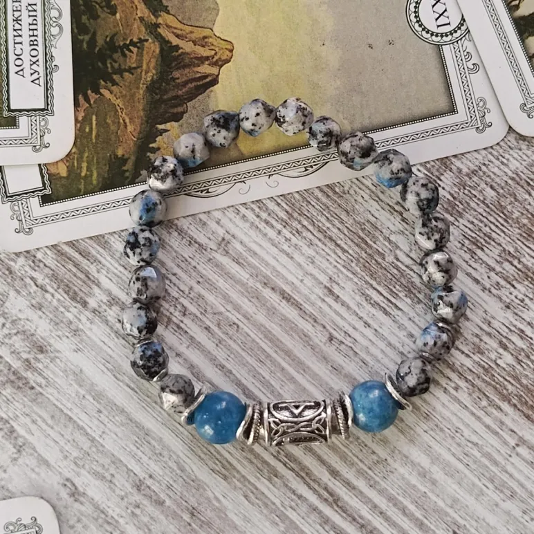 БРАСЛЕТ ИЗ АЗУРИТА С АПАТИТОМ И РУНАМИ Браслет из азурита с апатитом и рунами