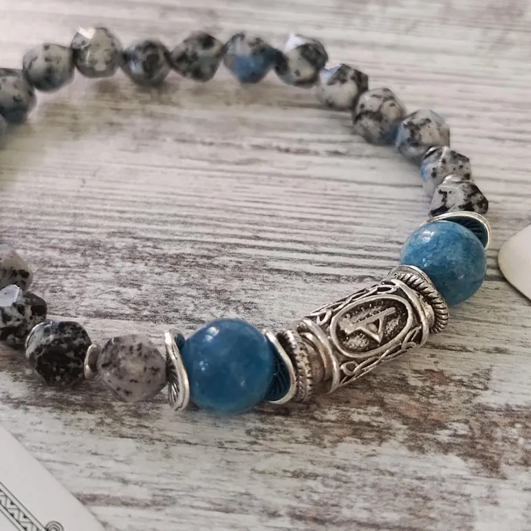БРАСЛЕТ ИЗ АЗУРИТА С АПАТИТОМ И РУНАМИ Браслет из азурита с апатитом и рунами