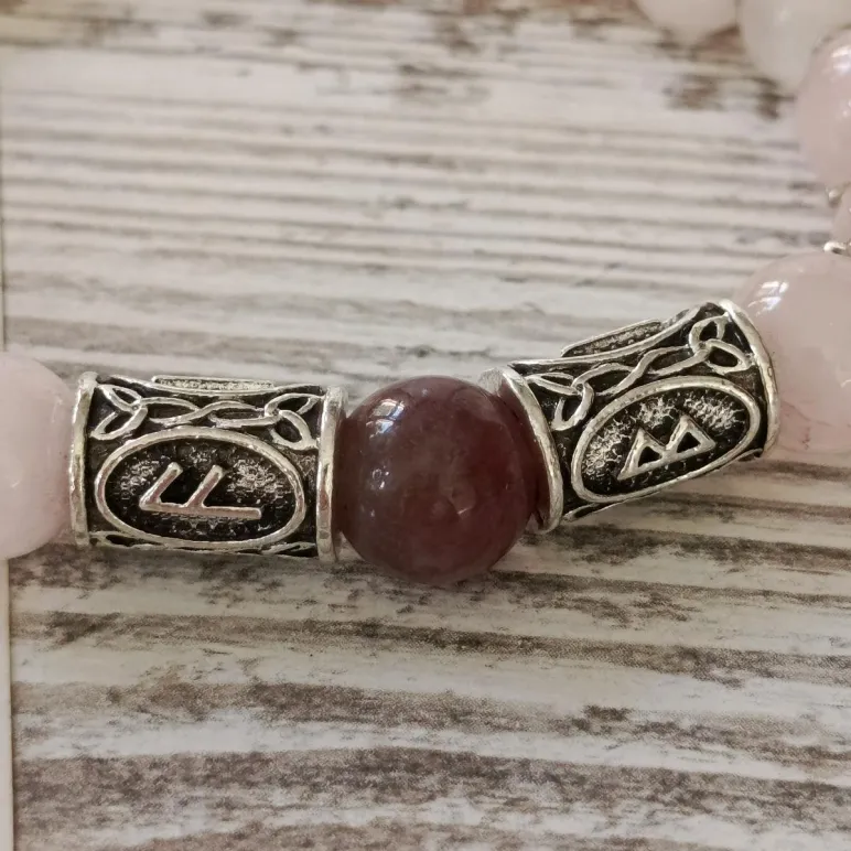 БРАСЛЕТ ИЗ РОЗОВОГО КВАРЦА С РУНАМИ И ТУРМАЛИНОМ Браслет из розового кварца с рунами и турмалином