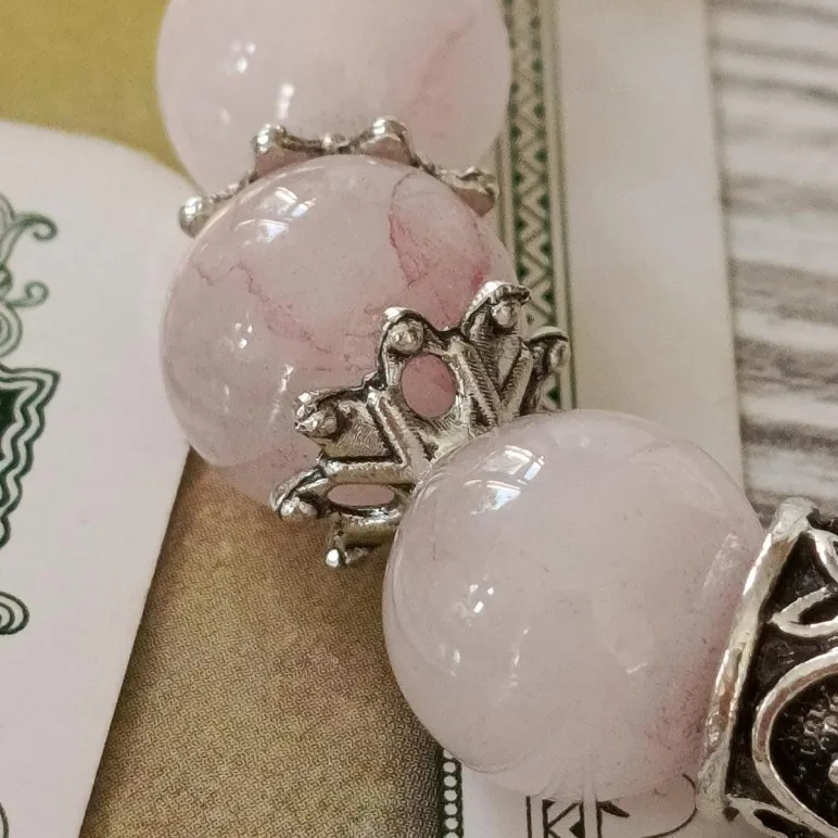 БРАСЛЕТ ИЗ РОЗОВОГО КВАРЦА С РУНАМИ И ТУРМАЛИНОМ Браслет из розового кварца с рунами и турмалином