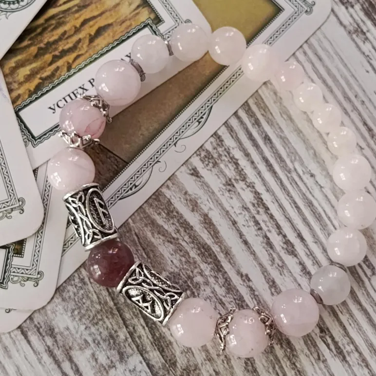 БРАСЛЕТ ИЗ РОЗОВОГО КВАРЦА С РУНАМИ И ТУРМАЛИНОМ Браслет из розового кварца с рунами и турмалином