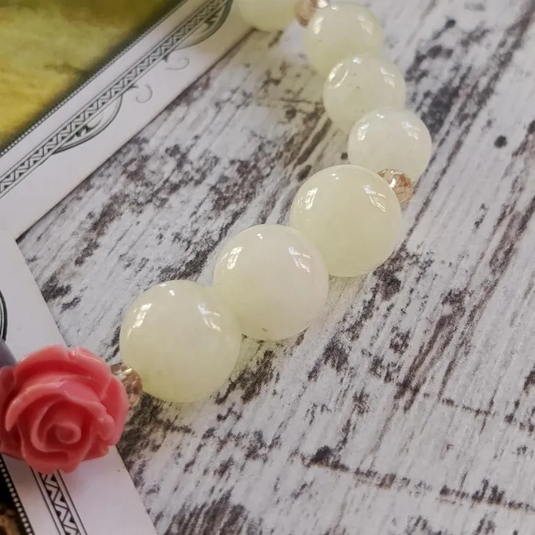 Браслет из пренита с аметистом и кораллом