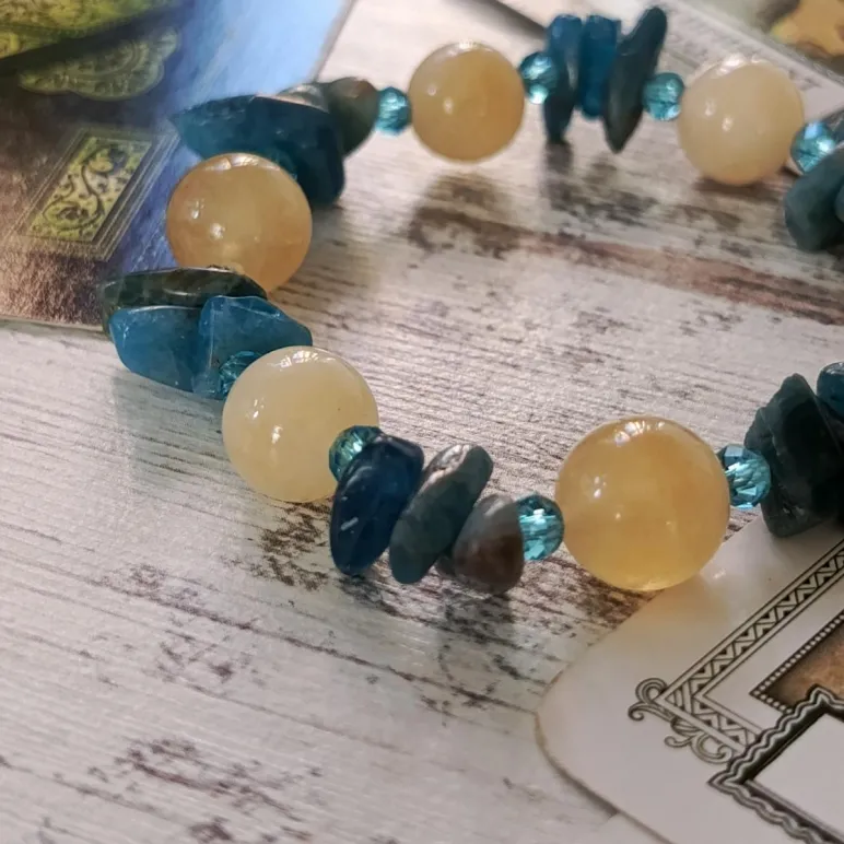 Браслет из кальцита и апатита