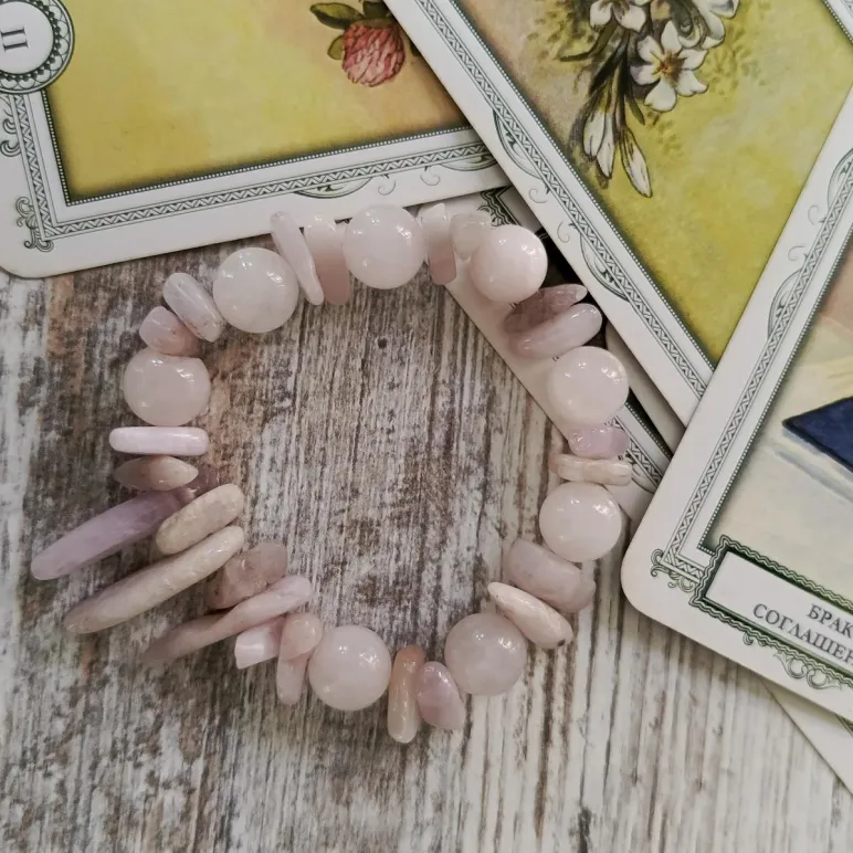 БРАСЛЕТ ИЗ РОЗОВОГО КВАРЦА С КУНЦИТОМ Браслет из розового кварца с кунцитом