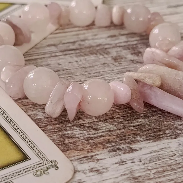 БРАСЛЕТ ИЗ РОЗОВОГО КВАРЦА С КУНЦИТОМ Браслет из розового кварца с кунцитом