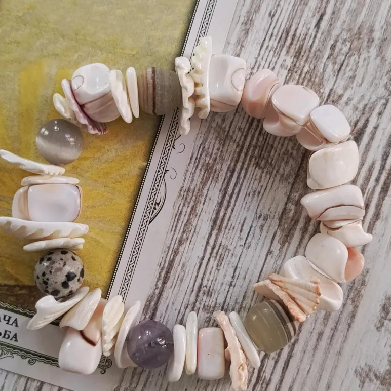 БРАСЛЕТ ИЗ РАКУШЕК С КАМНЯМИ Браслет из ракушек с камнями