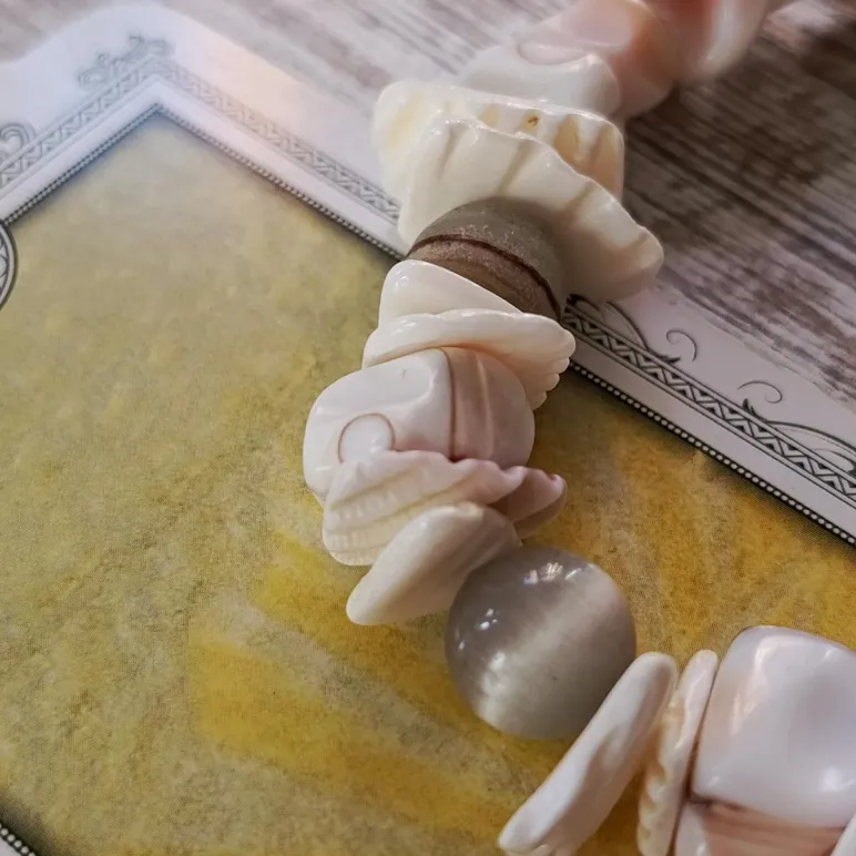 БРАСЛЕТ ИЗ РАКУШЕК С КАМНЯМИ Браслет из ракушек с камнями