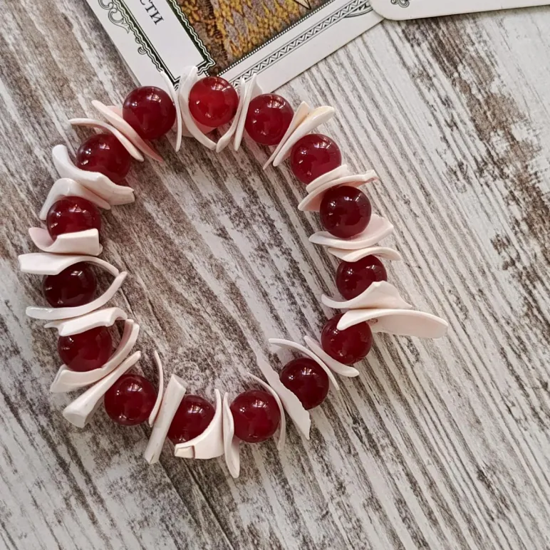 БРАСЛЕТ ИЗ КАРНЕОЛА С РАКУШКАМИ Браслет из карнеола с ракушками