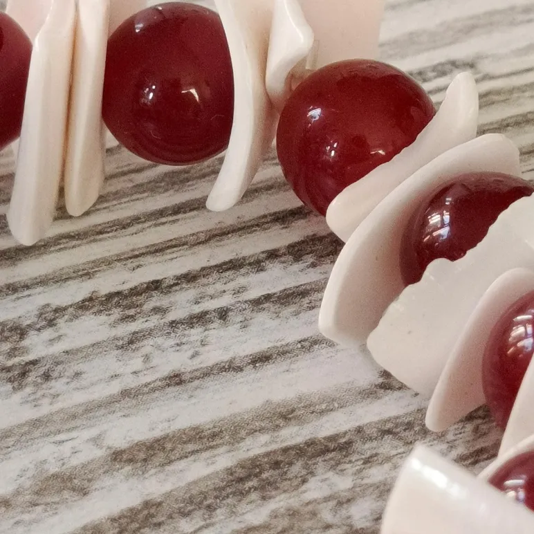 БРАСЛЕТ ИЗ КАРНЕОЛА С РАКУШКАМИ Браслет из карнеола с ракушками