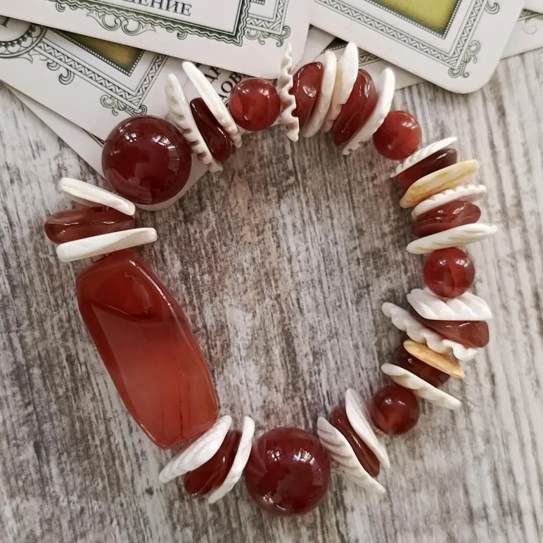 БРАСЛЕТ С АГАТОМ ИЗ СЕРДОЛИКА И РАКУШЕК Браслет с агатом из сердолика и ракушек