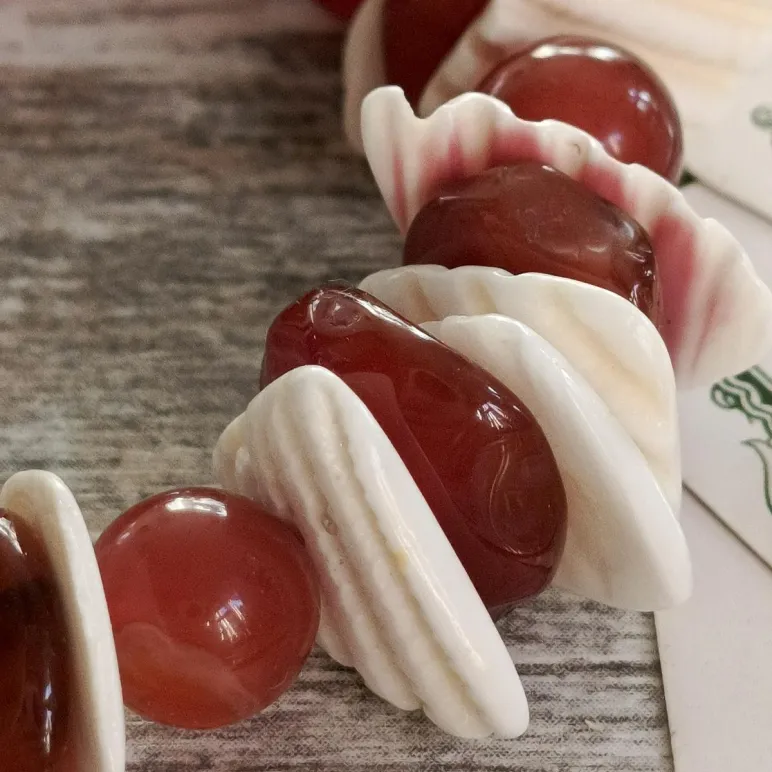 БРАСЛЕТ С АГАТОМ ИЗ СЕРДОЛИКА И РАКУШЕК Браслет с агатом из сердолика и ракушек