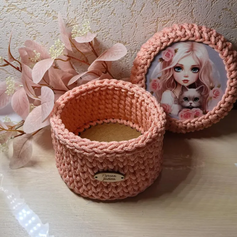 Вязаная корзинка с крышкой для хранения