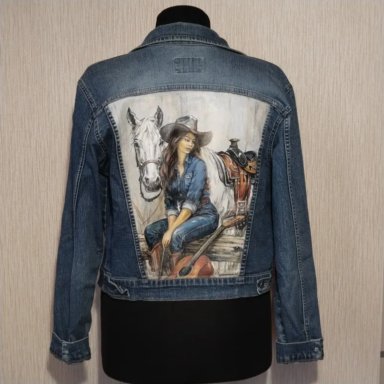 Куртка джинсовая с принтом ручной работы " Ковбойская", с белой лошадью
