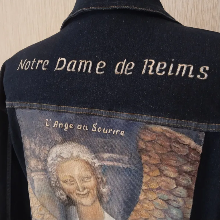 Куртка джинсовая с принтом ручной работы скульптура "Улыбающийся ангел из Реймса"