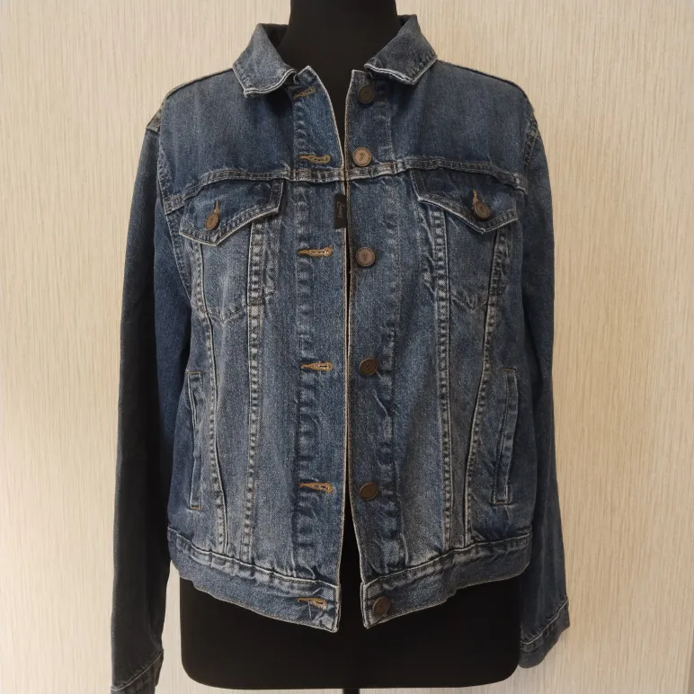 Куртка джинсовая с принтом ручной работы  "Бегущая с волками" по одноименной книге юнгианского психолога Клариссы Пинколы Эстес