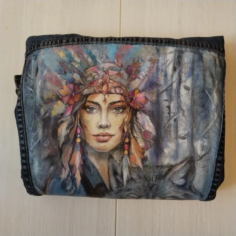 Куртка джинсовая с принтом ручной работы  "Бегущая с волками" по одноименной книге юнгианского психолога Клариссы Пинколы Эстес