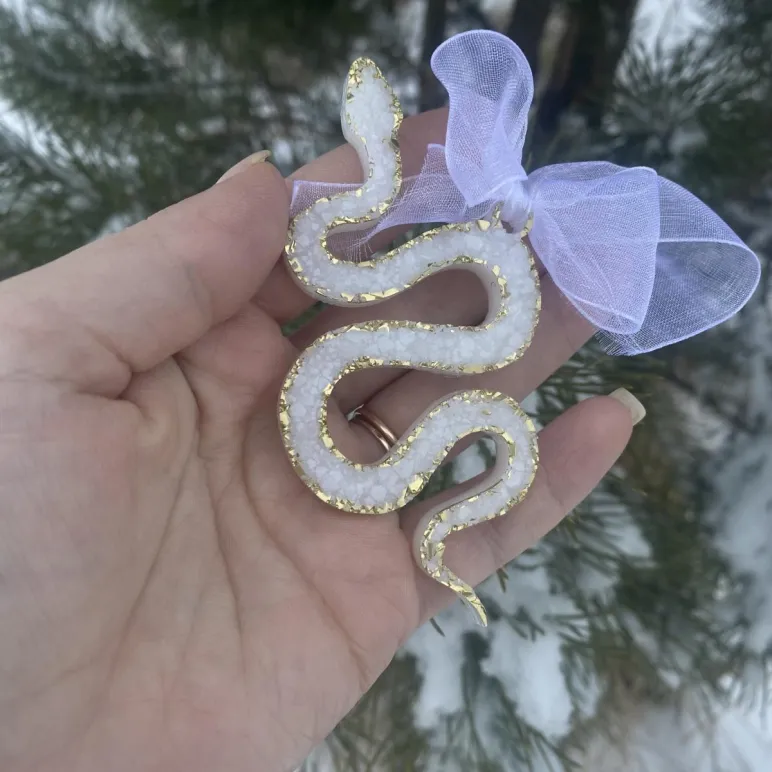 Именная тарелка из эпоксидной смолы