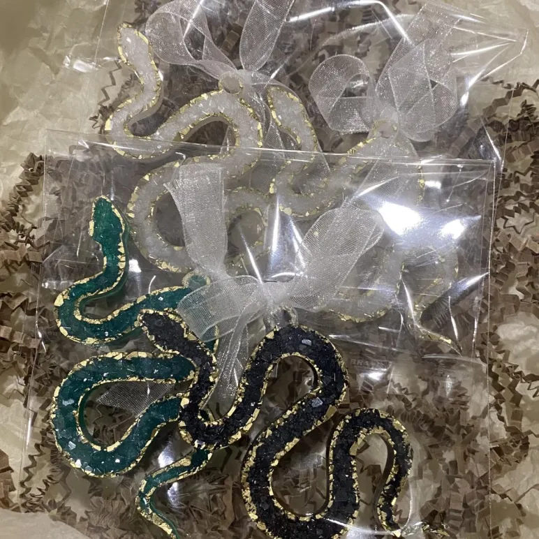 Именная тарелка из эпоксидной смолы