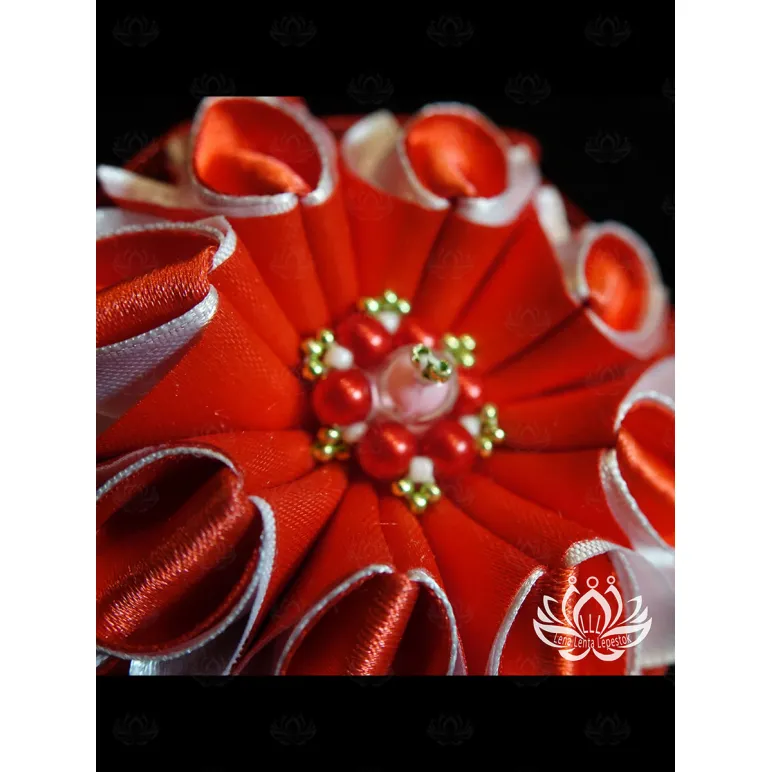 Заколка для волос ручной работы "Петуния" красный. Единственный экземпляр. Цветы Канзаши на волосы Ваши.