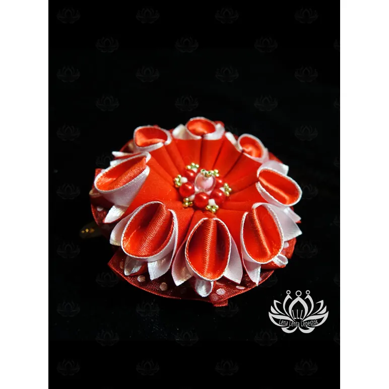 Заколка для волос ручной работы "Петуния" красный. Единственный экземпляр. Цветы Канзаши на волосы Ваши.