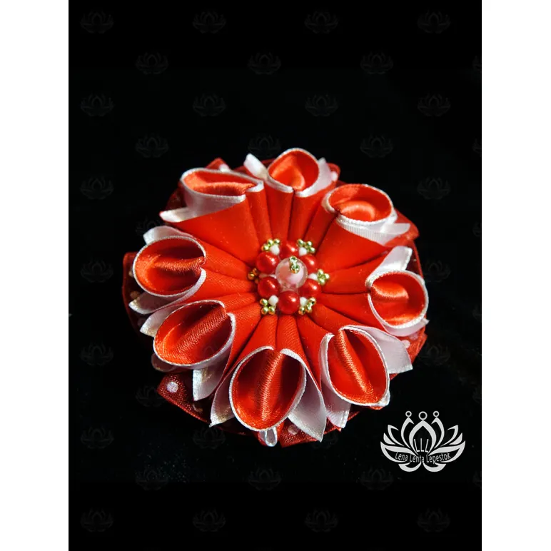 Заколка для волос ручной работы "Петуния" красный. Единственный экземпляр. Цветы Канзаши на волосы Ваши.