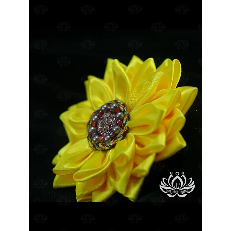 Заколка для волос ручной работы "Лотос" желтый. Единственный экземпляр. Цветы Канзаши на волосы Ваши.