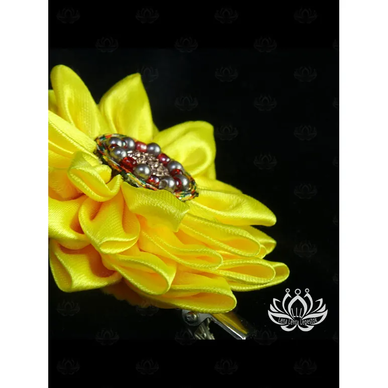 Заколка для волос ручной работы "Лотос" желтый. Единственный экземпляр. Цветы Канзаши на волосы Ваши.