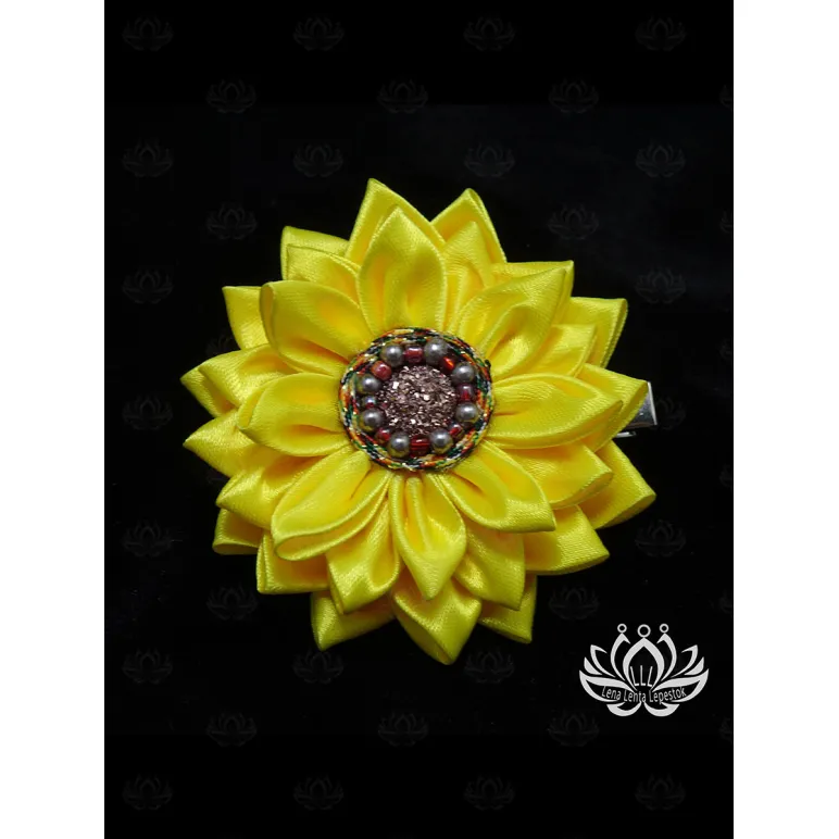 Заколка для волос ручной работы "Лотос" желтый. Единственный экземпляр. Цветы Канзаши на волосы Ваши.
