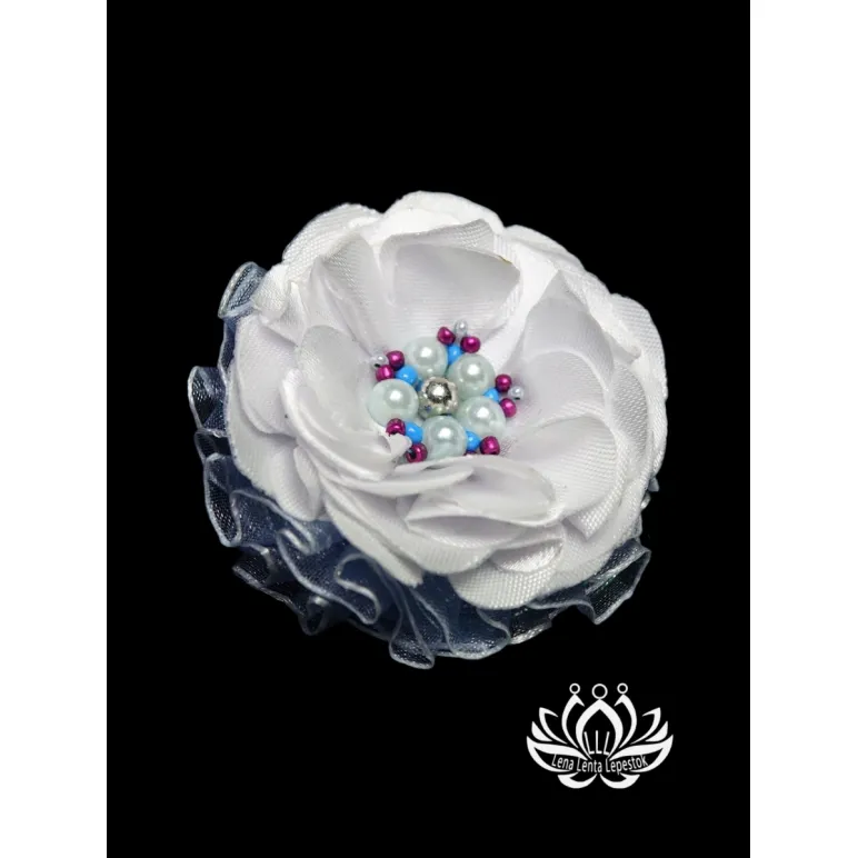 Резинка для волос ручной работы "Анемона" белый. Единственный экземпляр. Цветы Канзаши на волосы Ваши